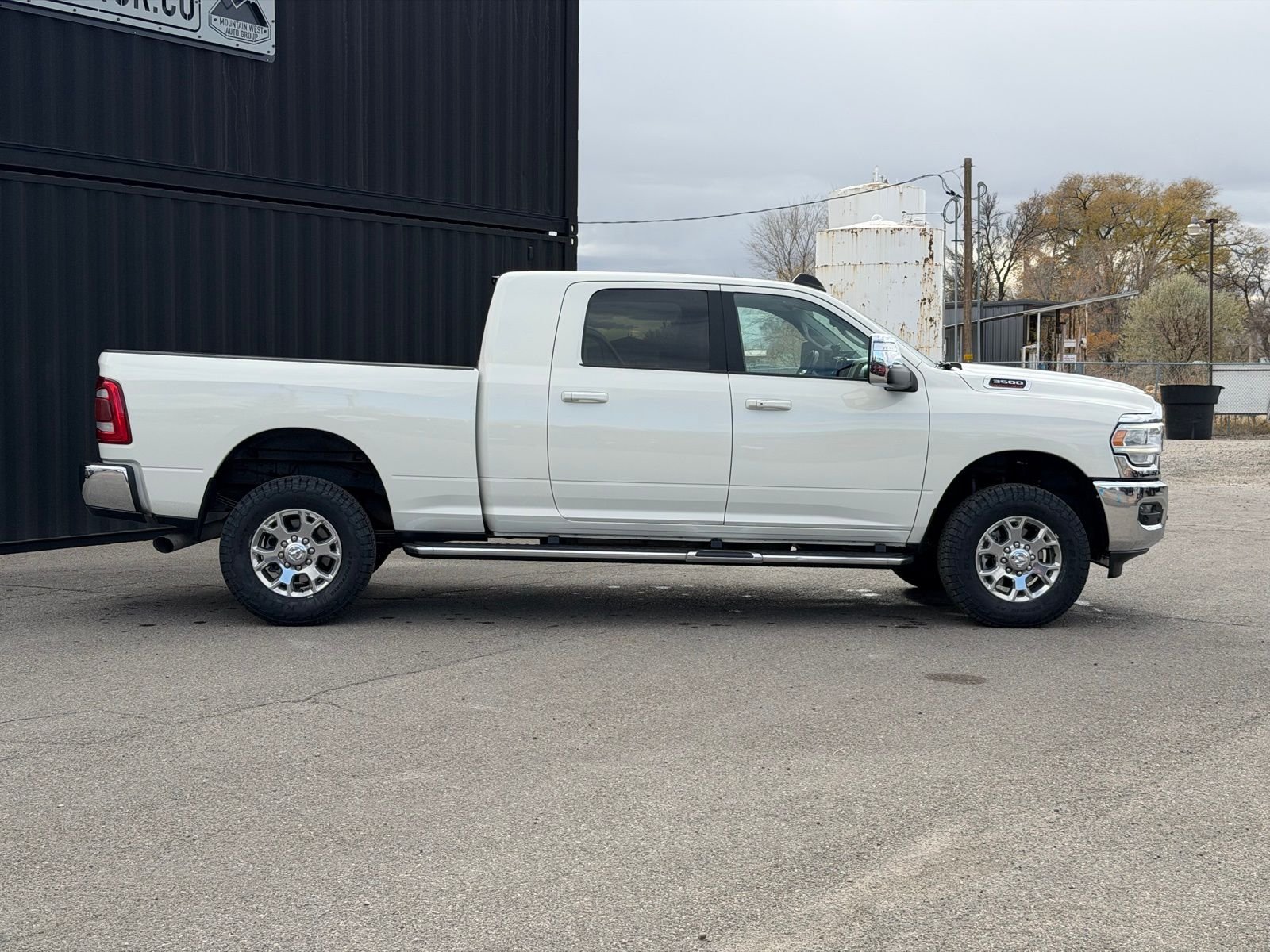 View vehicle photo 6