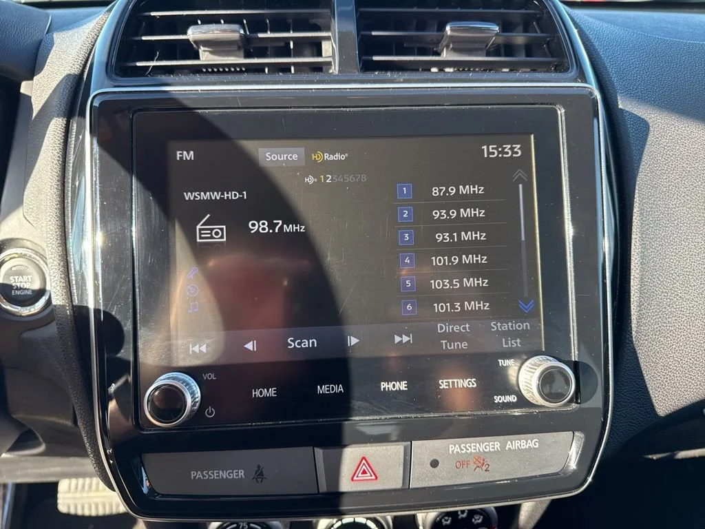 Used 2023 Silver Mitsubishi ES image 22
