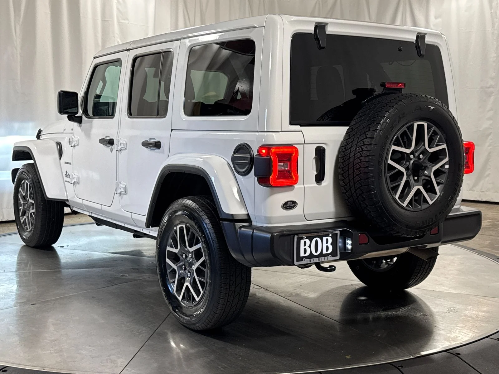 Used 2024 White Jeep Sahara image 9