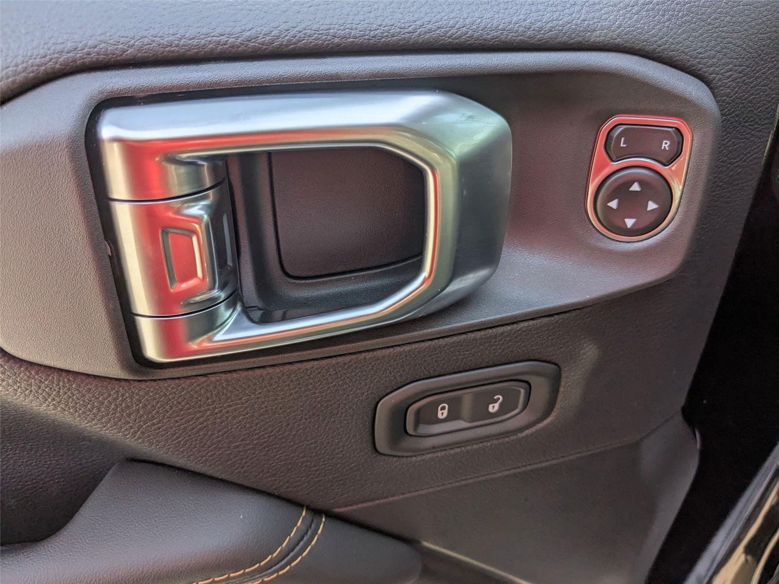 2025 Jeep Wrangler 4-Door Sahara - Photo 11