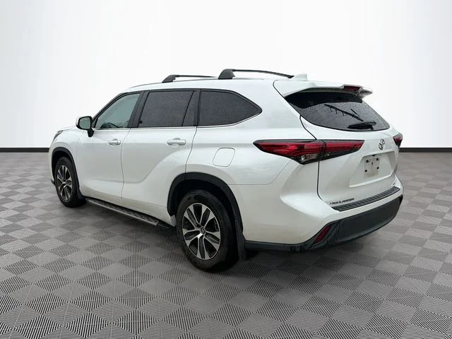 Used 2023 Beige Toyota XLE image 5