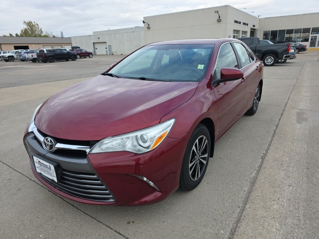 2016 Toyota Camry LE photo 2