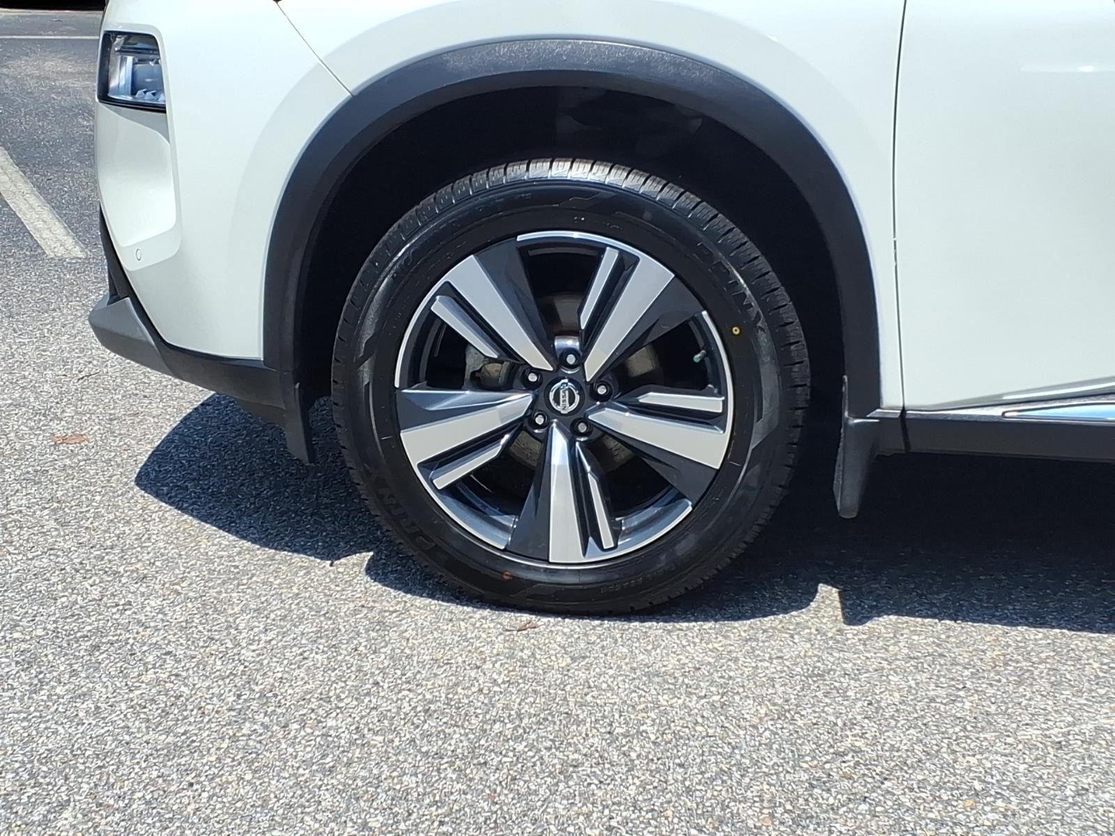 Used 2021 Pearl White Tricoat Nissan SL image 10