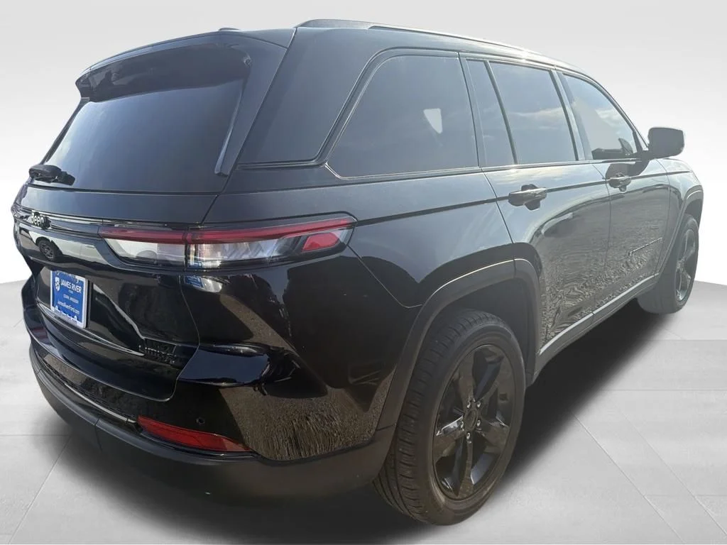 Used 2023 Diamond Black Jeep Limited image 28