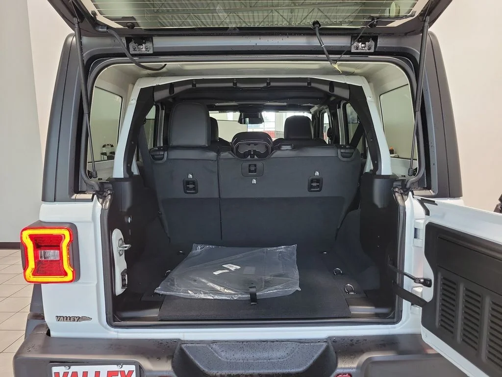 New 2026 Bright White Clear-Coat Exterior Paint Jeep Rubicon image 7