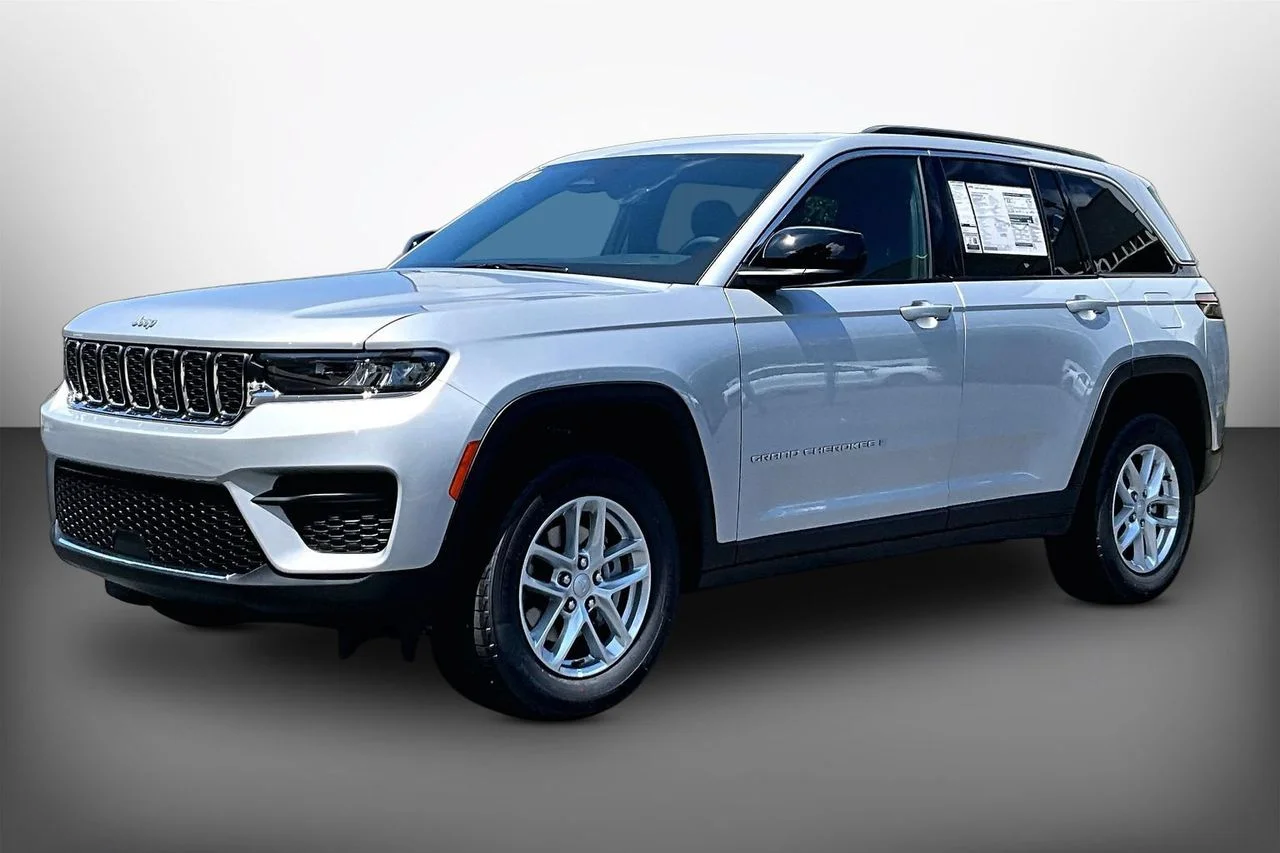 New 2026 Silver Zynith Jeep Laredo image 4