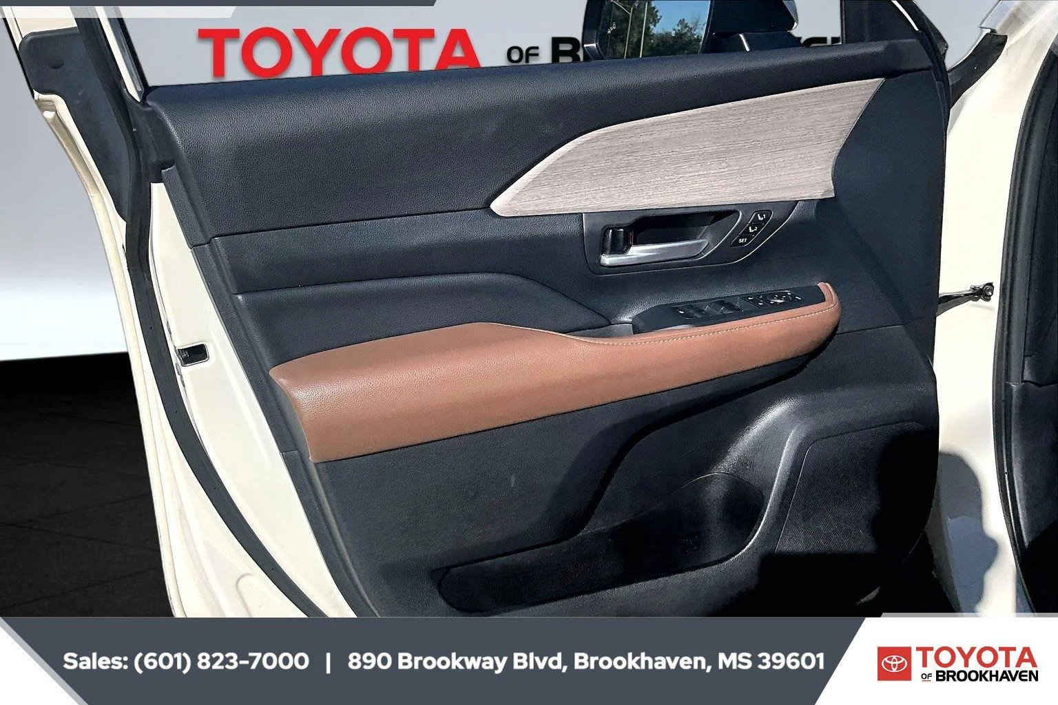 Used 2024 Coastal Cream Toyota Platinum image 17