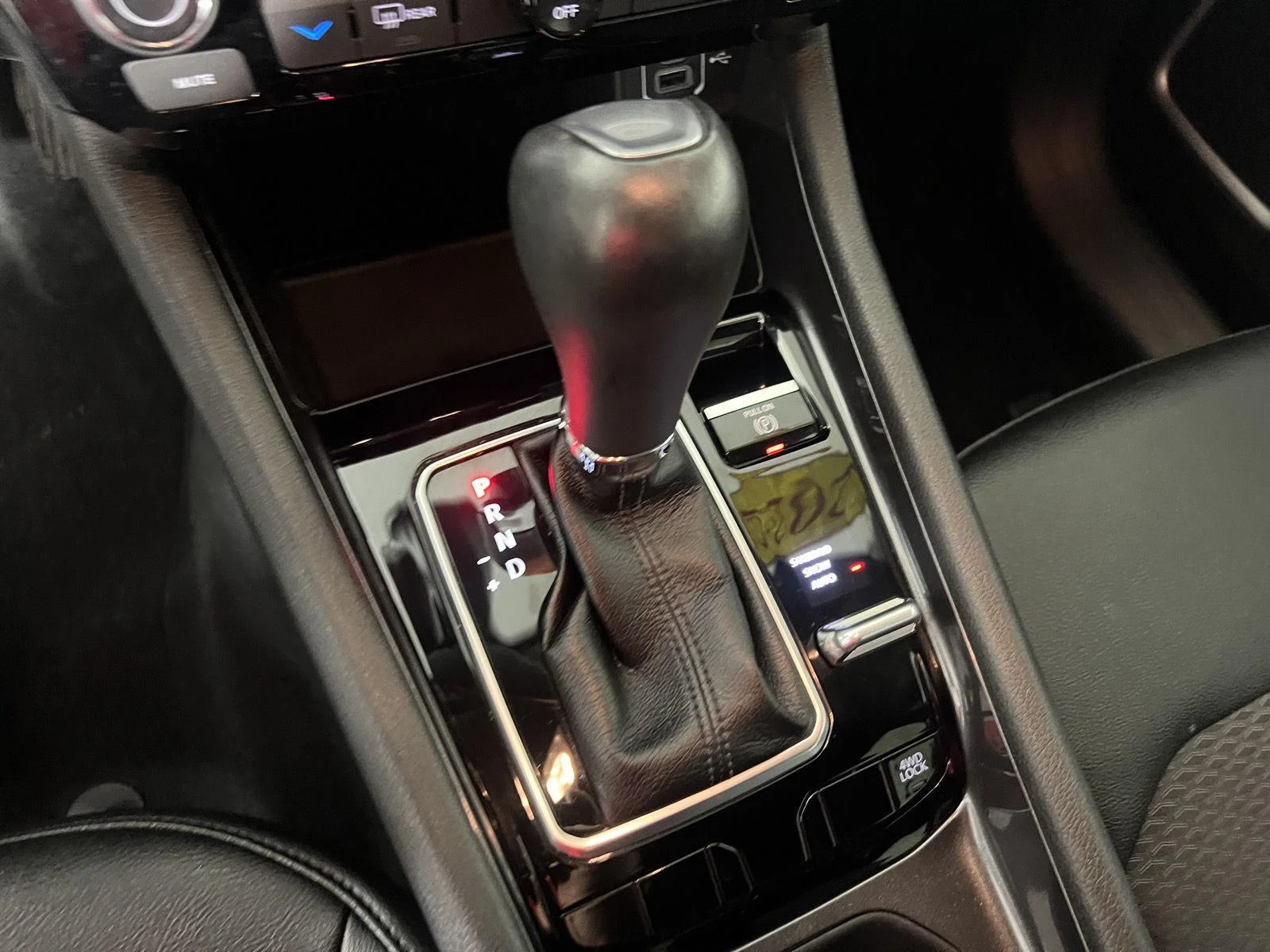 Used 2024 Bright White Clearcoat Jeep Latitude image 8
