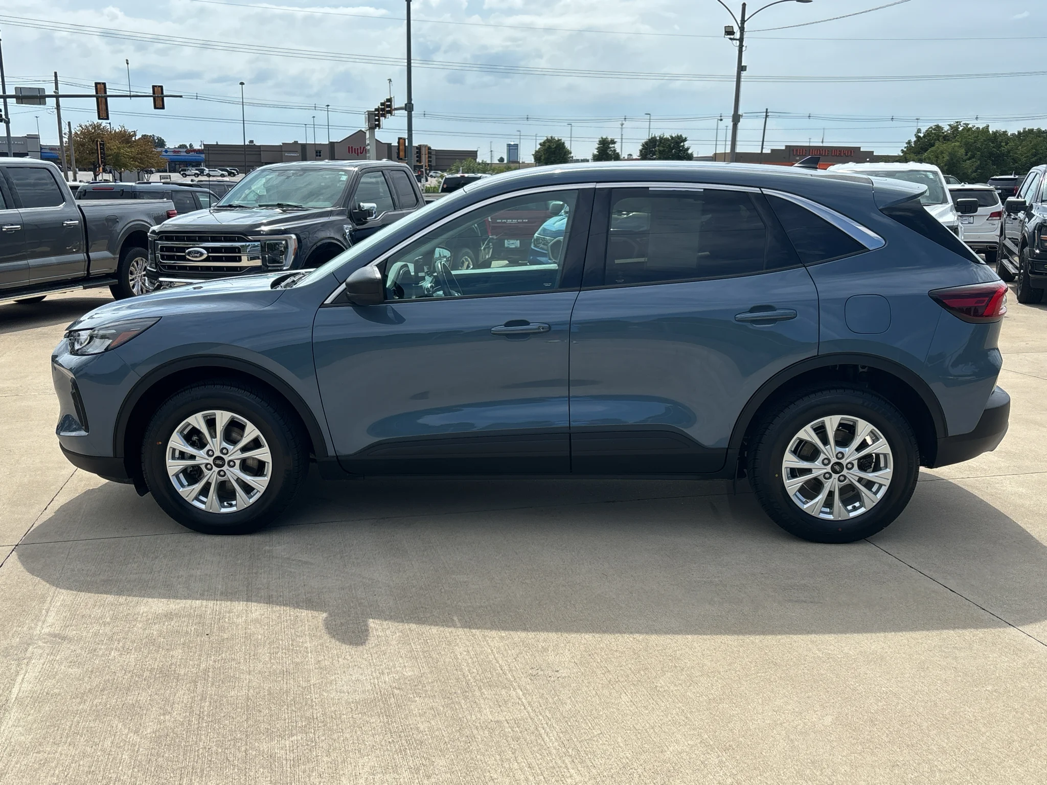Used 2023 Vapor Blue Metallic Ford Active image 2