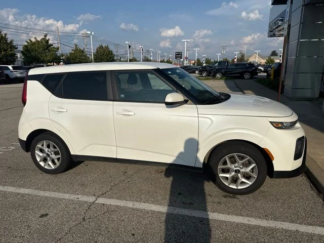 Used 2022 White Kia LX image 8