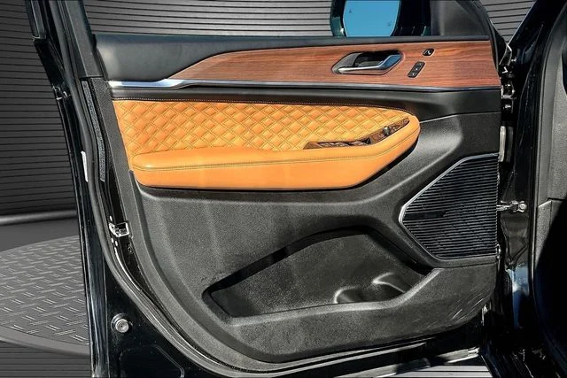 Used 2022 Black Jeep Summit image 19