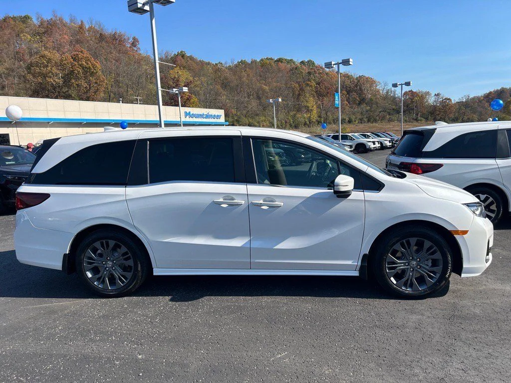 Used 2025 White Honda Touring image 2