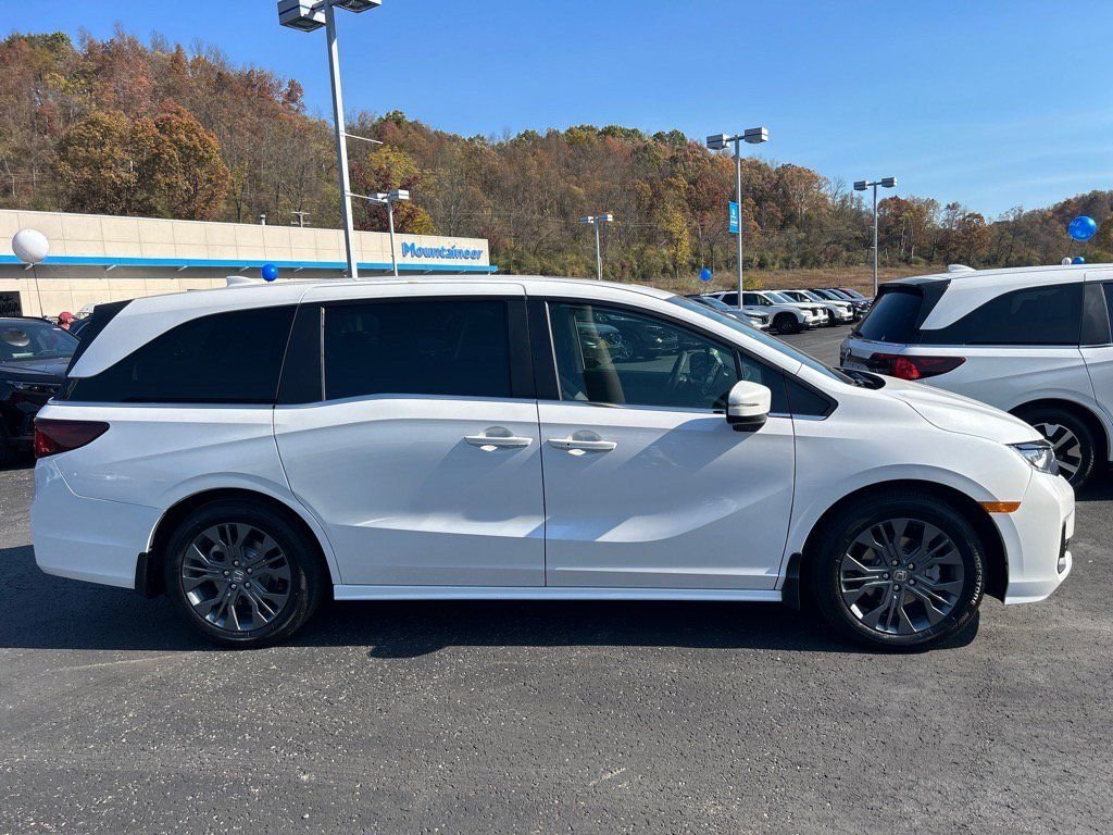 Used 2025 White Honda Touring image 2