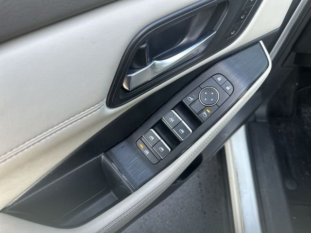 Used 2023 White Nissan SL image 17
