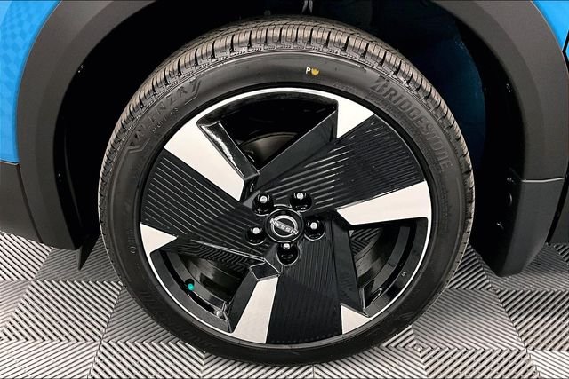 New 2025 Arctic Ice Blue Metallic/Super Black Nissan SR image 13