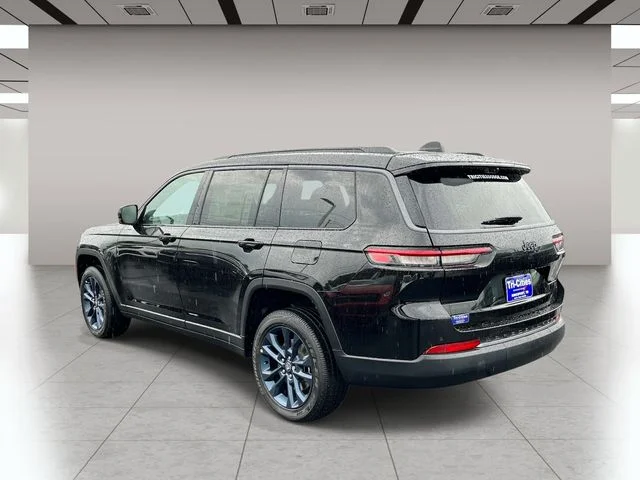 New 2026 Diamond Black Crystal Pearl-Coat Exterior Paint Jeep Limited image 6