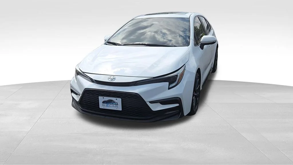 Used 2024 Ice Toyota SE image 3