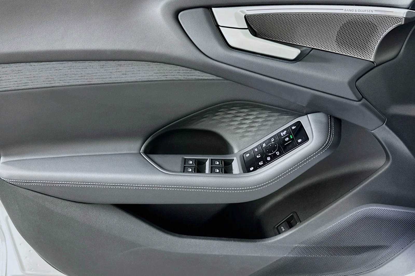 Used 2025 Arkona White Audi Premium Plus image 21