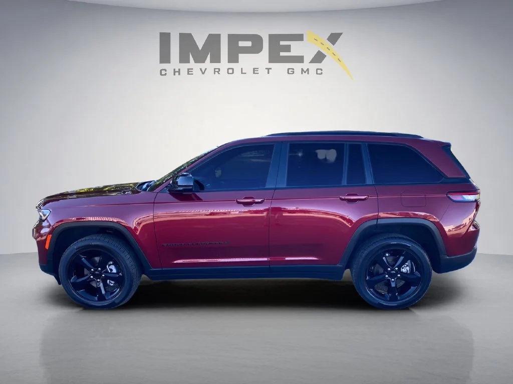 Used 2023 Red Jeep Altitude image 2