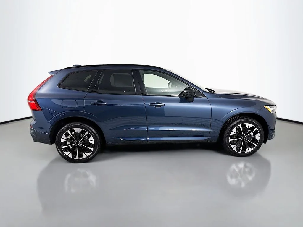 2026 Volvo XC60 Plus - Photo 8