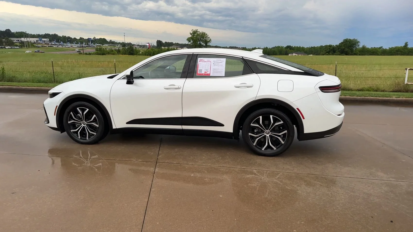 Used 2023 White Toyota XLE image 5