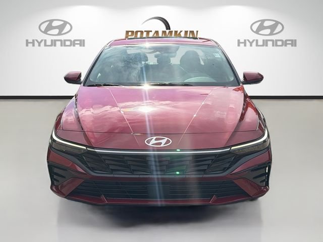 Used 2025 Red Hyundai SEL Convenience image 2
