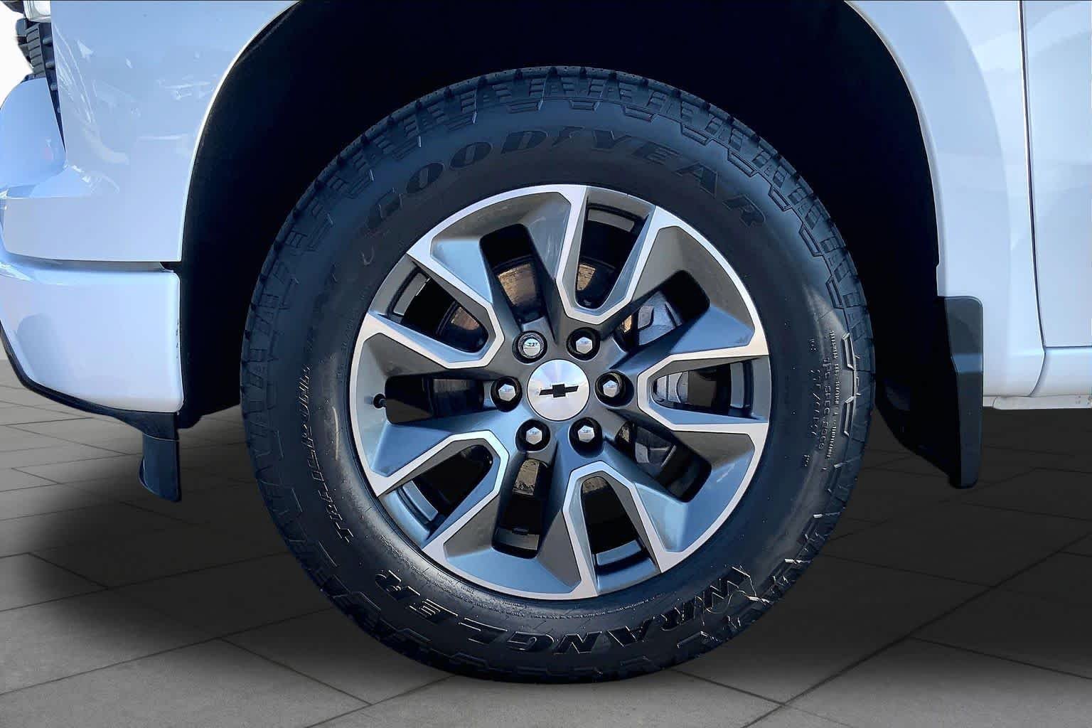 Used 2023 SUMMIT WHITE Chevrolet RST image 11