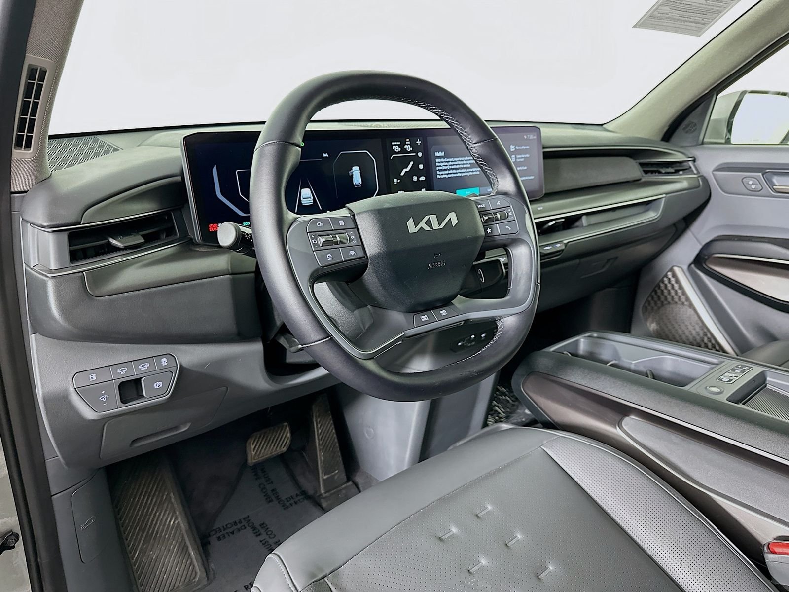 Used 2024 Pebble Gray Kia Wind image 9