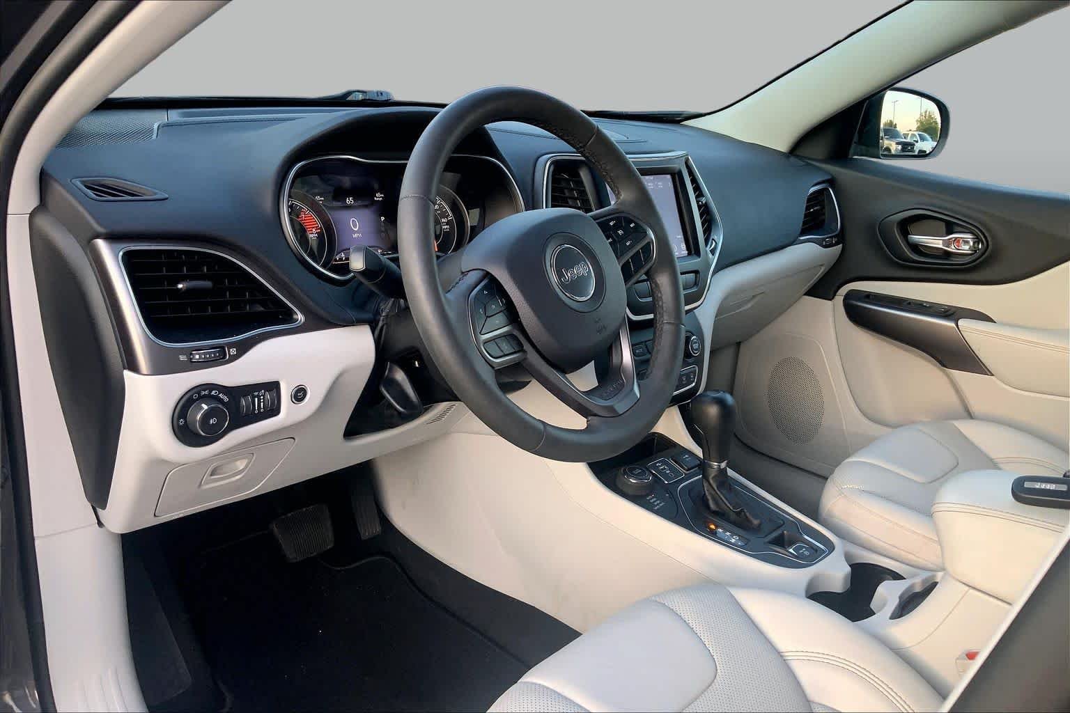 Used 2021 Granite Crystal Metallic Clearcoat Jeep Latitude Lux image 16