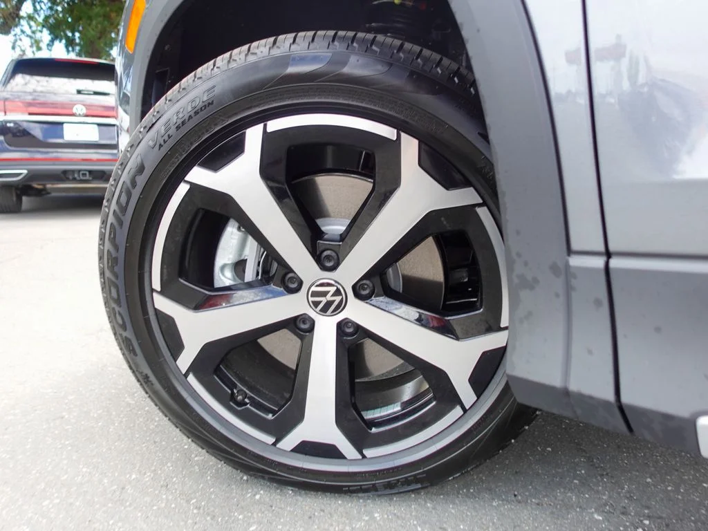 New 2026 Platinum Gray Metallic Volkswagen SE image 10