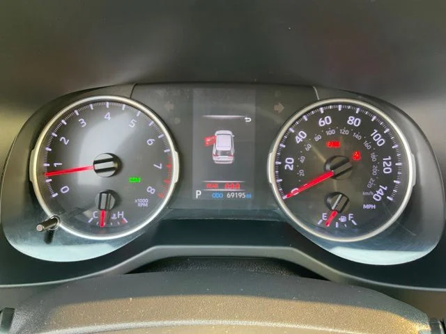 Used 2019 White Toyota XLE Premium image 12