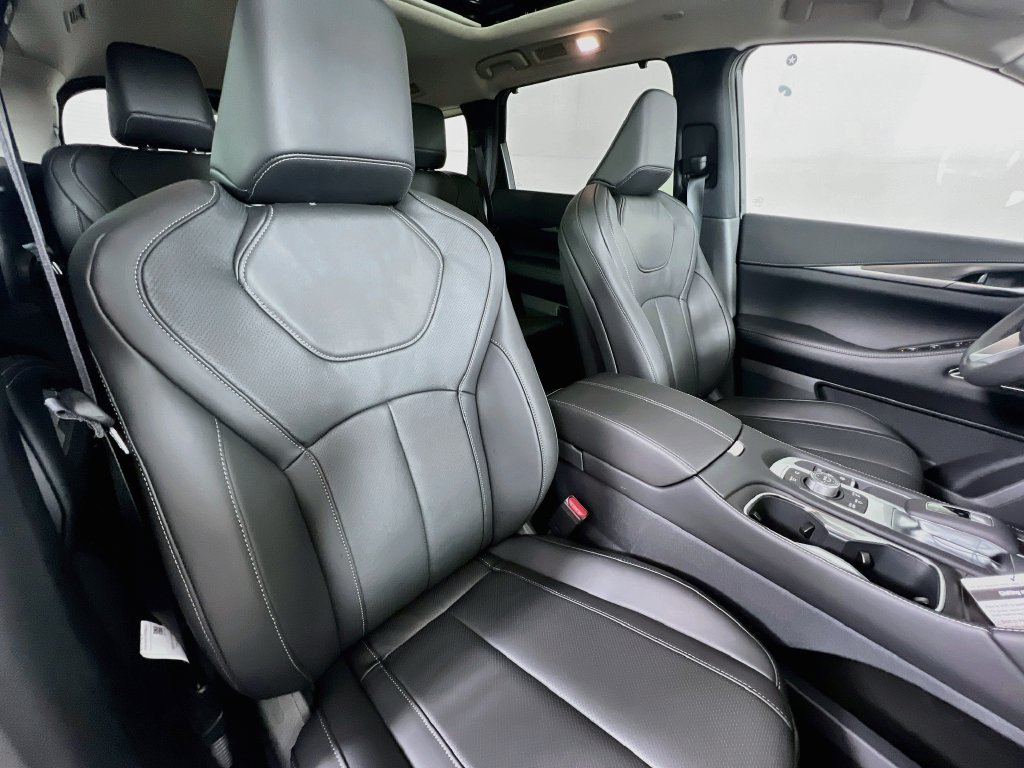 Used 2025 Warm Titanium INFINITI LUXE image 31