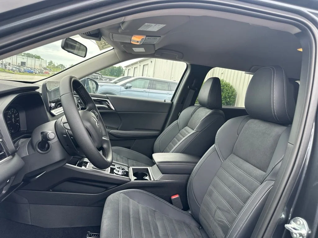 2025 Mitsubishi Outlander Plug-in Hybrid SE - Photo 30