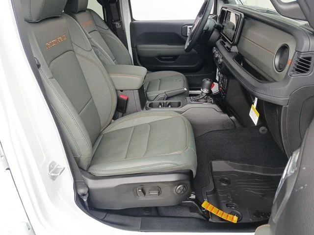 New 2026 Bright White Clear-Coat Exterior Paint Jeep Mojave X image 30