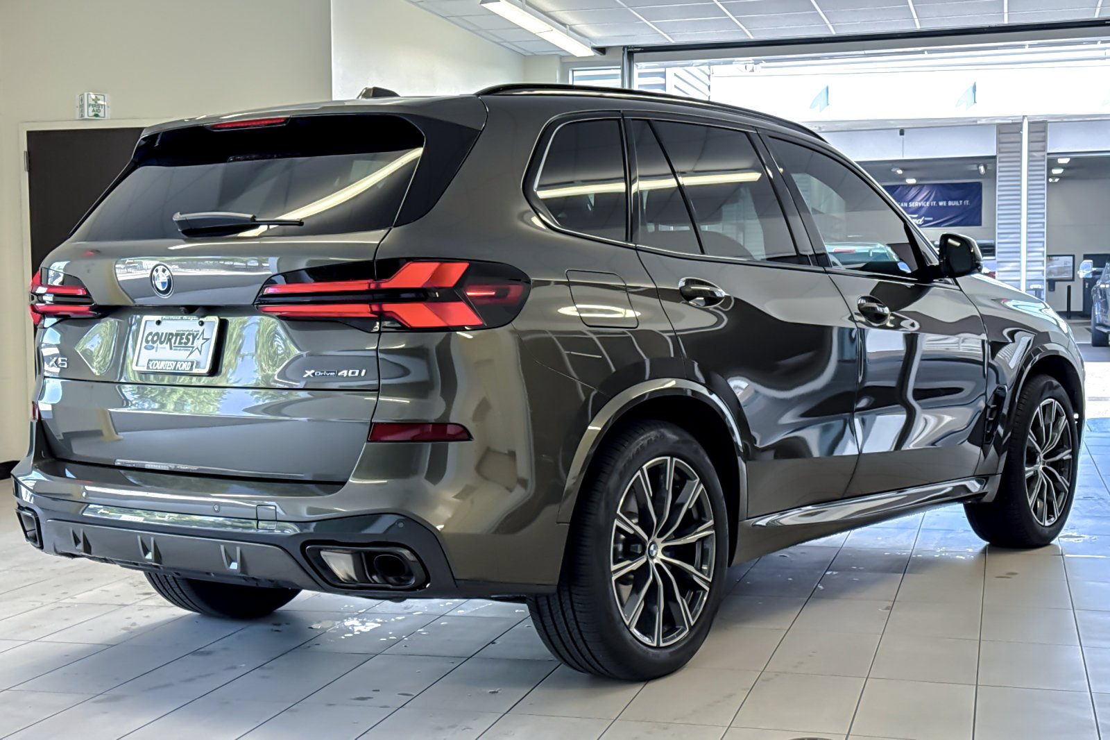 Used 2026 Manhattan Green Metallic BMW xDrive40i image 4