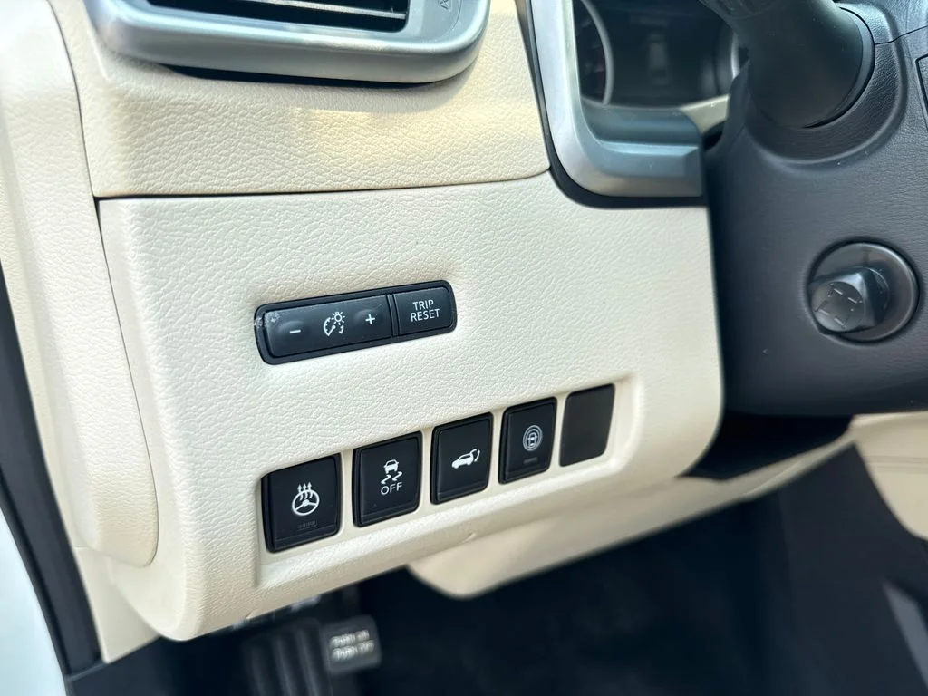 Used 2024 White Nissan Platinum image 15