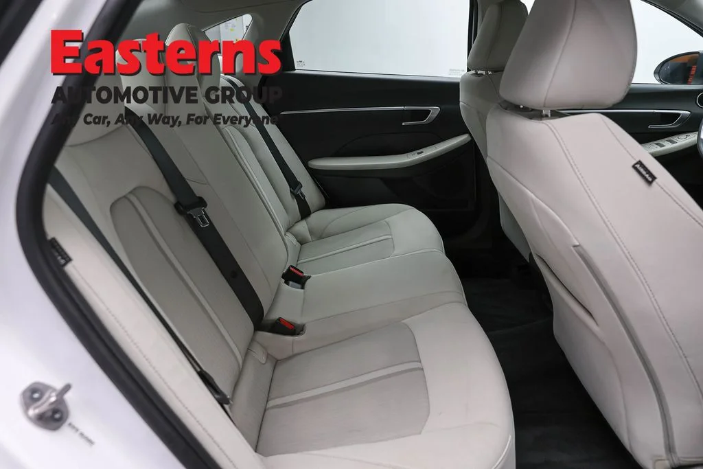 Used 2023 White Hyundai SE image 23