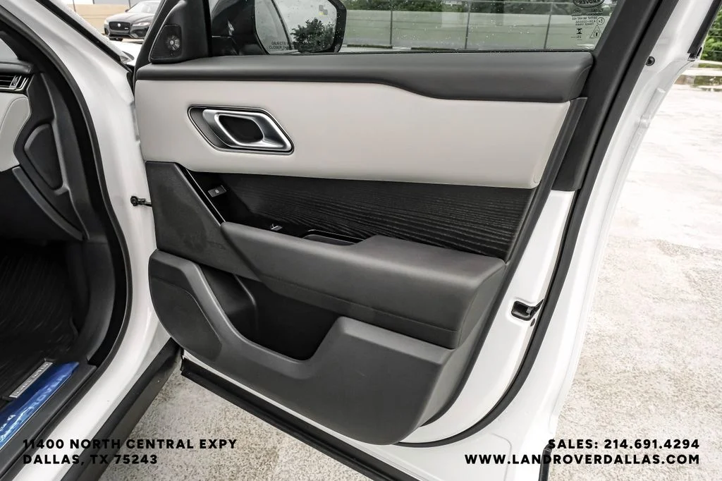 New 2026 Ostuni Pearl Wht Prem Met Land Rover Dynamic SE image 41