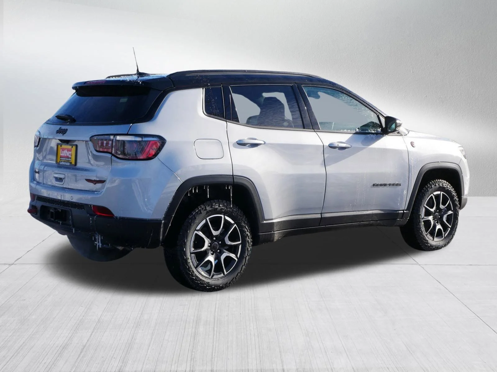 New 2026 Silver Zynith Metallic Clear-Coat Exterior Paint Jeep Trailhawk image 7