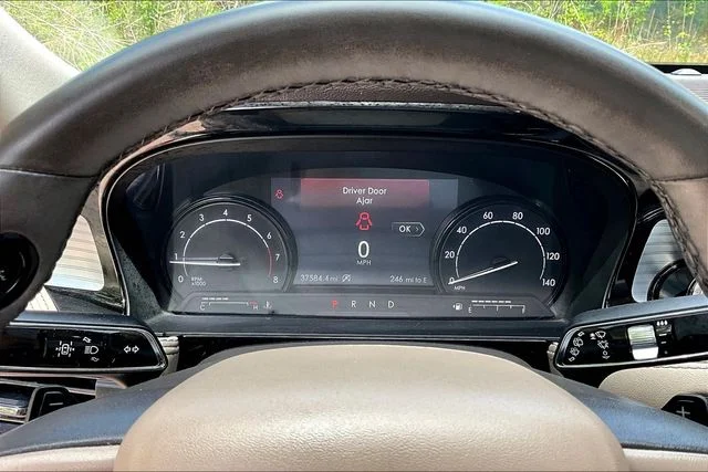 Used 2022 Red Lincoln Standard image 12
