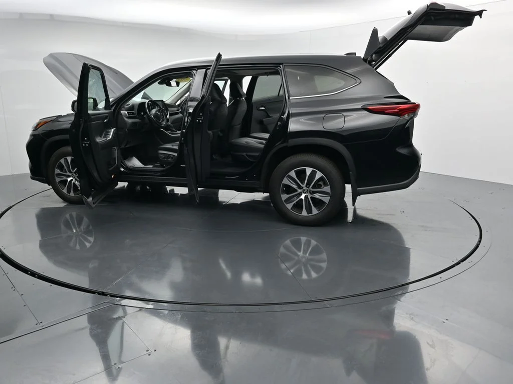 Used 2022 Black Toyota XLE image 37