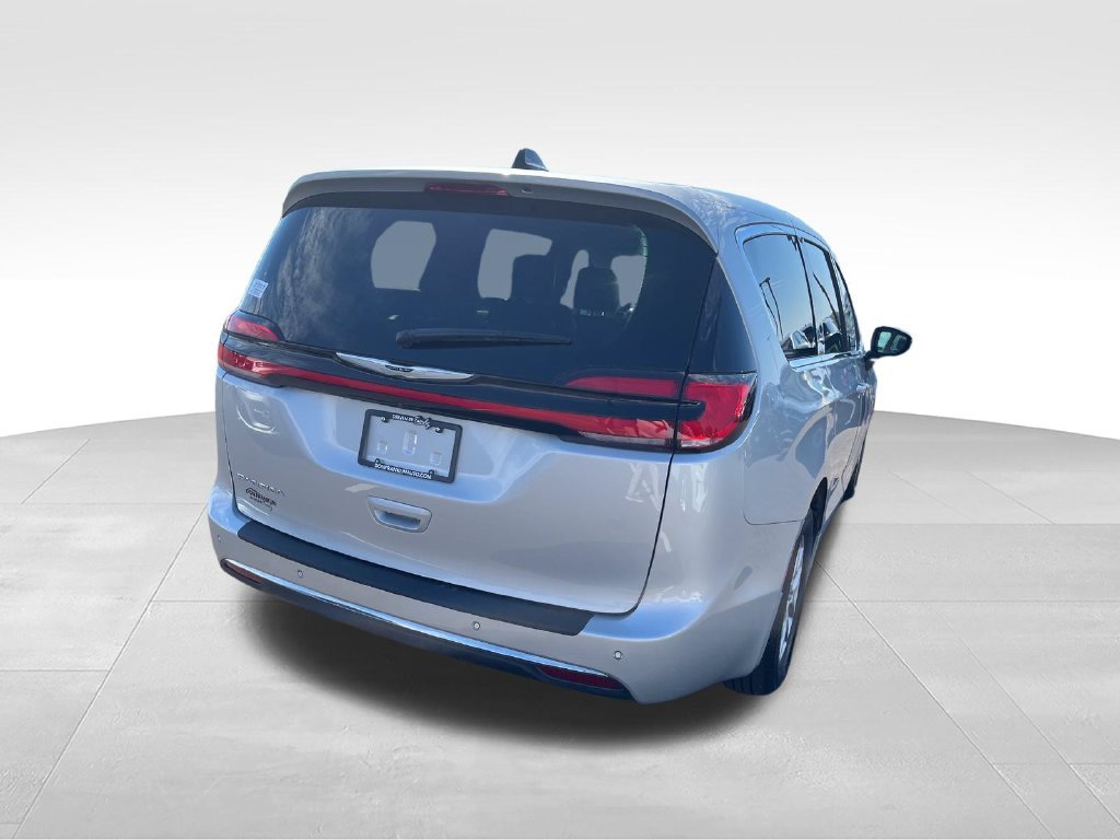 Used 2024 Silver Chrysler Touring L image 5