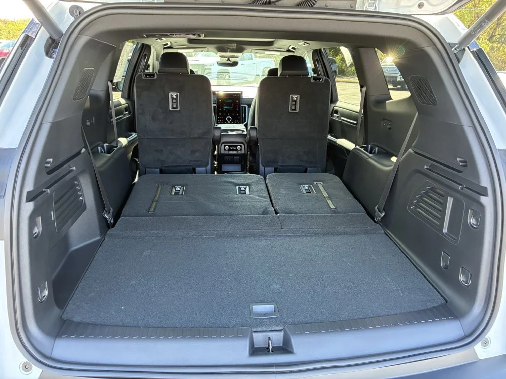 New 2027 Summit White GMC Elevation image 17