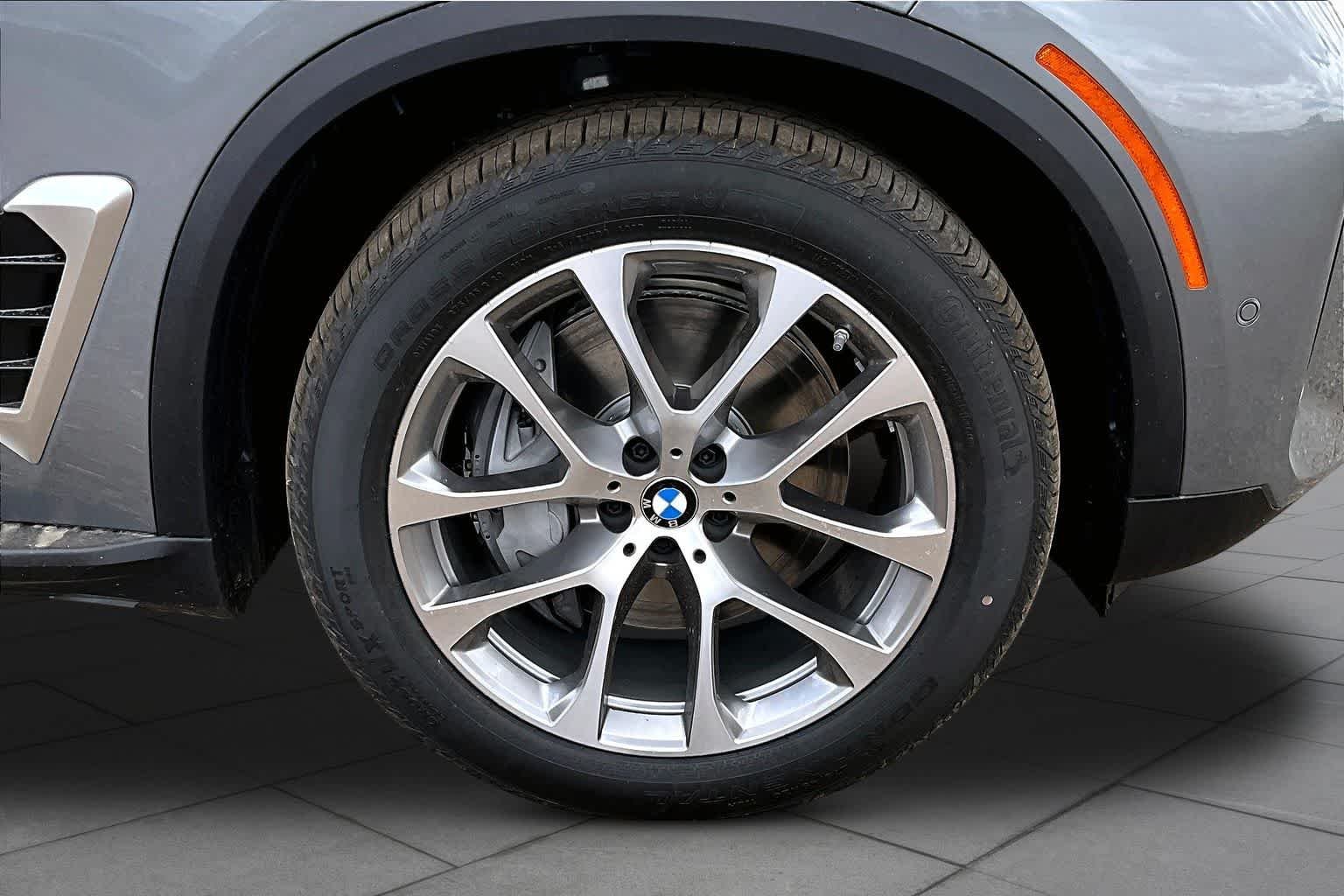 New 2026 Skyscraper Grey Metallic BMW xDrive50e image 11