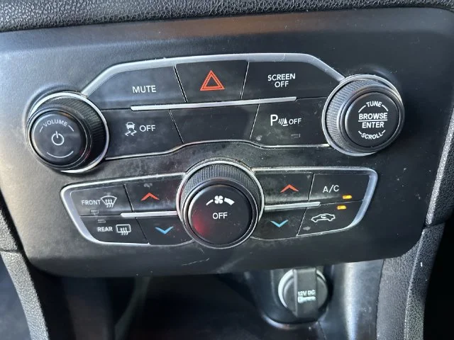 Used 2022 White Dodge SXT image 18