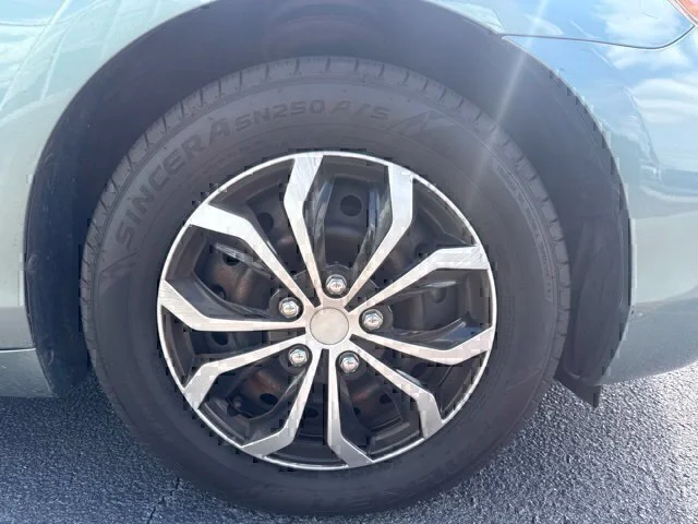 Used 2009 Green Toyota LE image 4