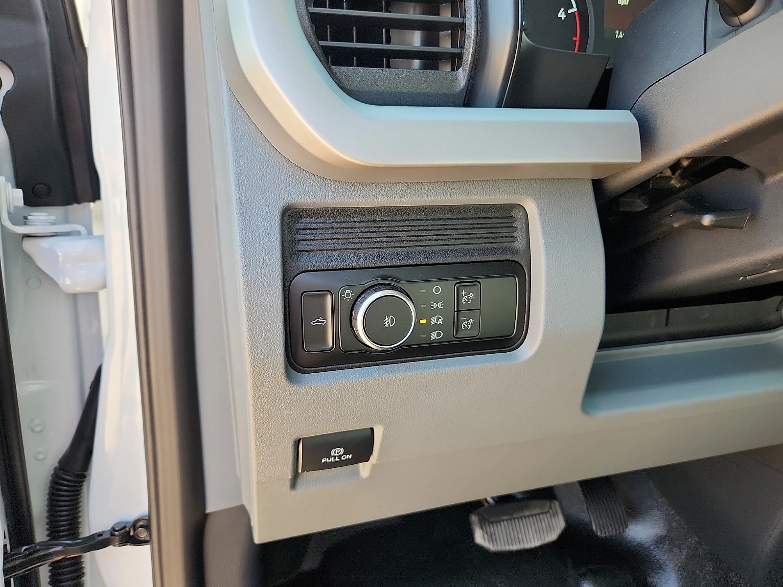 New 2026 Oxford White Ford XL image 16