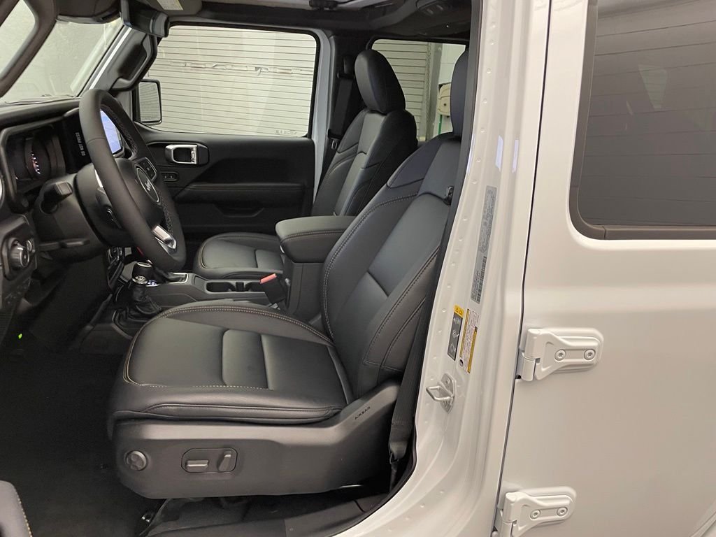 New 2026 Bright White Clear-Coat Exterior Paint Jeep Sahara image 15