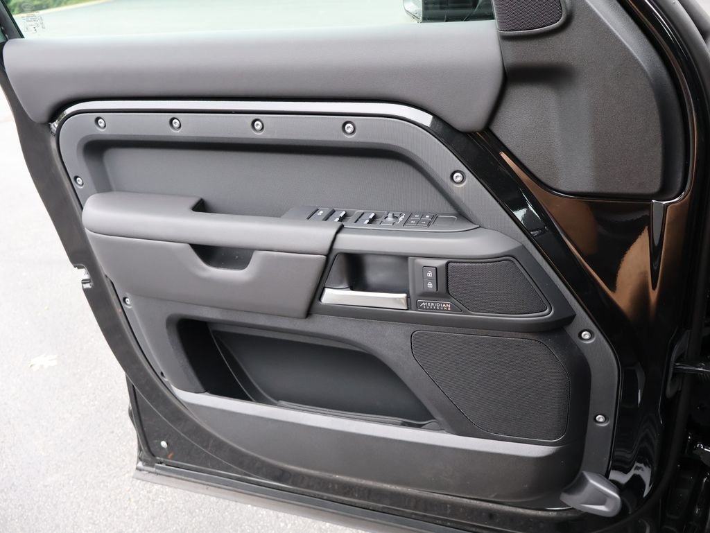 New 2026 Santorini Black LAND ROVER X-Dynamic SE image 35