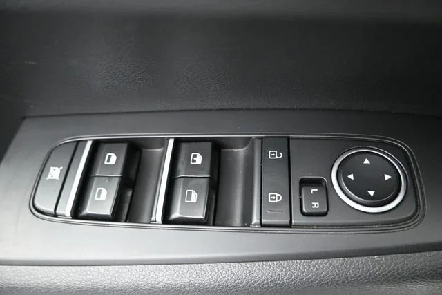 Used 2022 Snow White Pearl Kia LXS image 11